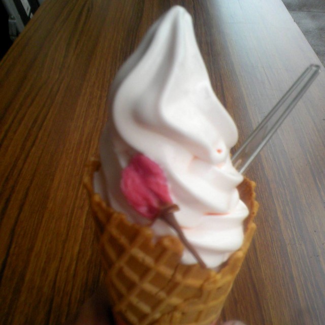 ファーストフード 角館店 秋田県仙北市角館町横町46 桜ソフトクリーム By グルマン大島 ファーストフード角館店 角館 アイスクリーム 食べログ