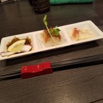 旬菜食彩かべや - 八寸：無花果のゴマネーズ、穴子の棒寿司、もずくとタコの酢物