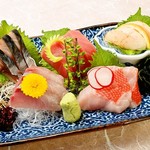 Five-piece sashimi assortment