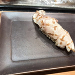 つきぢ神楽寿司 - のどぐろ炙り７６０円。美味しくいただきまし（╹◡╹）
            が。。
            セットと同時にお願いしましたが、同時に提供されました。。。炙ってから時間が経過していて、脂が溶け出す旨味はありませんでした(>_<)