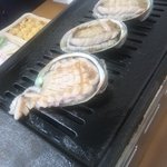 新島水産 - アワビを焼きます。