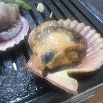 新島水産 - ヒオウギ貝　焼いてます。　バターと一緒に。