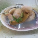 新島水産 - 大アサリが焼きあがるとこんな感じ