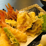 馳走飯屋 成佑 - 天ぷら盛り合わせ¥1500。サックサクで素材の味が引き立ちます。