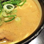 Hachiogiya - 粘度があるスープ。醤油感は控えめ。