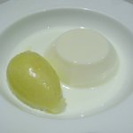 レストラン コートドール - ココナッツのブランマンジェ・洋ナシのシャーベットとともに