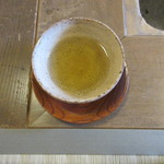 飴源 - 薬草茶(よもぎ茶)をいただいて食事の間へ