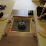 飴源 - 囲炉裏を囲み先ず一服