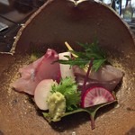 比良山荘 - 鯉と岩名