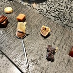 イチリン ハナレ - 茶菓子：東方美人のクッキー、生姜の生キャラメル、山椒のガトーショコラ ピーカンナッツの飴炊き、チョコバナナ、ドライフルーツ（レーズンとイチジク）、メンブリージョ