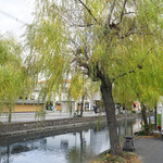 若松屋 - 店の前を流れる川