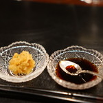 秋田牛鉄板焼 銀座五明 - ステーキの薬味と醤油