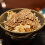 秋田牛鉄板焼 銀座五明 - 比内地鶏の一番出汁で炊いたアルバ産白トリュフの土鍋ご飯