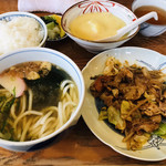 よしのや - ☆うどん定食(税込800円) うどん、肉野菜炒め、クリームシチュー、めし、漬物。充実した内容♪