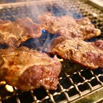 Horumon Yakiniku Ishidai - 「テール」しっぽの部分です。真ん中は骨ですが、その周りのお肉がなんとも癖になります。