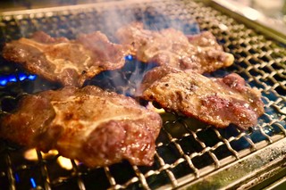 Horumon Yakiniku Ishidai - 「テール」しっぽの部分です。真ん中は骨ですが、その周りのお肉がなんとも癖になります。