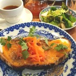 ブリコラージュ ブレッド アンド カンパニー ダイニング・カフェ - 初めてのお皿に出会いました。久しぶりの新顔プレート、そういうところも楽しいな♪