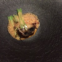 山地陽介 - シェフのお母さんが作った山芋の桜エビかき揚げ 
                白カビチーズ パルマ産生ハム 伊勢海老ソース