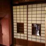 居酒屋 遊膳 - 玄関で靴を脱いで店内へ入る