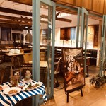 Pizzeria & Trattoria Mano-e-Mano - マークイズフロアから見た店内