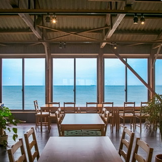 餐厅座位可眺望濑户内海。用五种感官享受淡路岛。