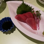 栞屋 さらさら - マグロ赤身。一切れ食べてもた。めちゃくちゃうまい。