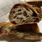 パンやきどころ RIKI - たっぷりのクルミ