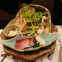 鶯啼庵 - 寒ぶりと雲子のしゃぶ鍋仕立て 冬芹　水菜　九条葱　山榎木　大黒占地　手繰り湯葉