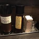 成蔵 - とんかつは岩塩とソースでいただきます。