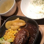 カフェアンドバー ループ - ☆熱々グツグツハンバーグ☆オープン時ではワンプレートで提供していましたが、リニューアルしました！！！９８０円（サラダとスープ付き）【cafe bar】