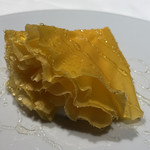 レヴォル - お花のように美しく削られたミモレットチーズと、ハチミツ