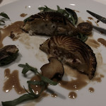 レヴォル - オマールエビと白子のパイを半分ずついただきました