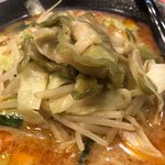 Ichiban Gorou - 酸辣味噌ラーメンはザーサイがのってます。