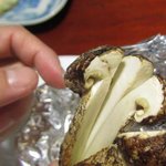 延喜寿し - 国産　焼きまつたけを裂く