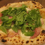 クレメンティア - 生ハムとルッコラのピザ