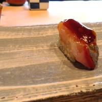 鮨 麻生 平尾山荘 - 『シマアジ（五島）』　煮切り醤油・カボスを搾った上にバッテラ昆布 。　昆布のうまみも感じる一品。