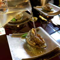 魚庵 千畳敷 - 仲居さんのアドバイスで、飲み放題の日本酒を投入。ぐにゃーと動きます