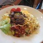 Denny's - もう一人の友人はサラダの上にハムや焼肉の乗ったややヘルシーなメニュー。
            