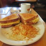 Denny's - 友人の一人はチーズとハムと玉子のサンドイッチとハッシュブラウンがセットになった朝食。
            