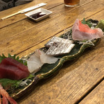 だいだいや - 刺身てんこ盛り
      多分→鮪、金目鯛、海老、蛸、鱸、カンパチ、こぶ鯛
      どらも新鮮で美味い。
