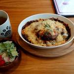「焼きハンバーグカレー 1150円、サラダ、スープ、コーヒー付き」