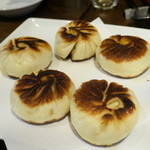 豊栄 - 中華まんじゅうによだれ鶏のタレをつけて