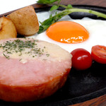 TOKYO美食伝説 PapiPopi - 「鎌倉ハムの厚切りハムステーキ」（写真：パルミジャーノ・チーズ）