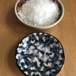 新海塩産業 - 結晶を指で崩して散らしても頂けます！