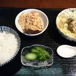 きまぐれ屋 KU－ - もつ煮込みと鶏の竜田揚げ定食。ここは料理も美味いがご飯もかなり美味い。