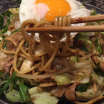 千房 - 焼そば 麺上げ