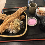 Natural - 穴子天丼 1458円 見た目は派手だがふっくらしていなくて飽きる どんぶりでなく食べにくい