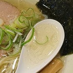 Shoukaku - レンゲの中にある「透明なスープ」をご覧ください。