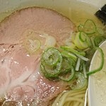 翔鶴 - チャーシューをご覧ください。ピンク色で綺麗でしょっ。
