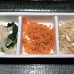 東京純豆腐 - 殻付きあさりスンドゥブ ¥990 に付くおかず